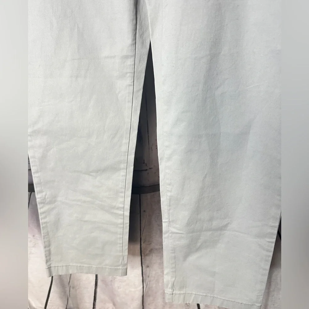 Tommy Hilfiger custom fit straight through hip and thigh. - Picture 4 of 9